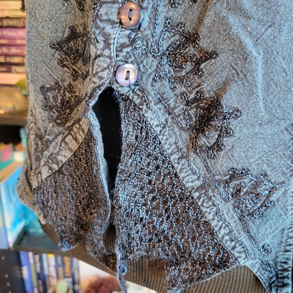 Vintage Button Down Denim Colored Top With Delicate Detailing Size Sm/Med - Picture 3 of 7